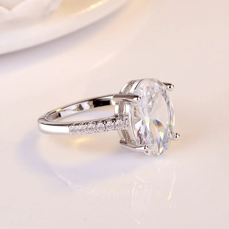 18K White Gold Diamond Engagement Ring with Unique Design and Craftsmanship