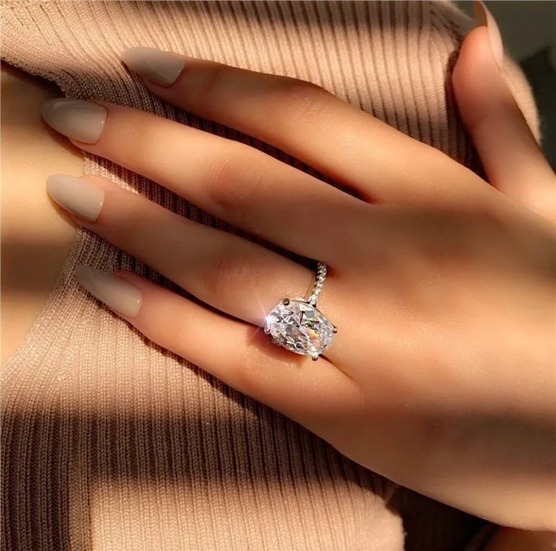 18K White Gold Diamond Engagement Ring with Unique Design and Craftsmanship