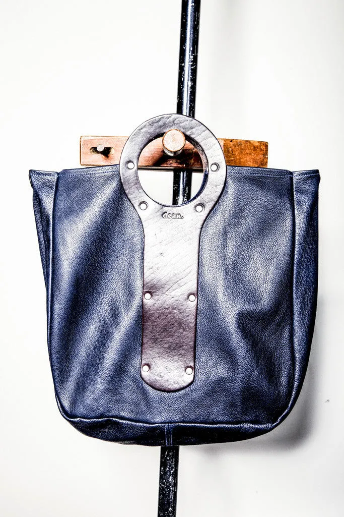 B22 CIRCLE HANDLE TOTE