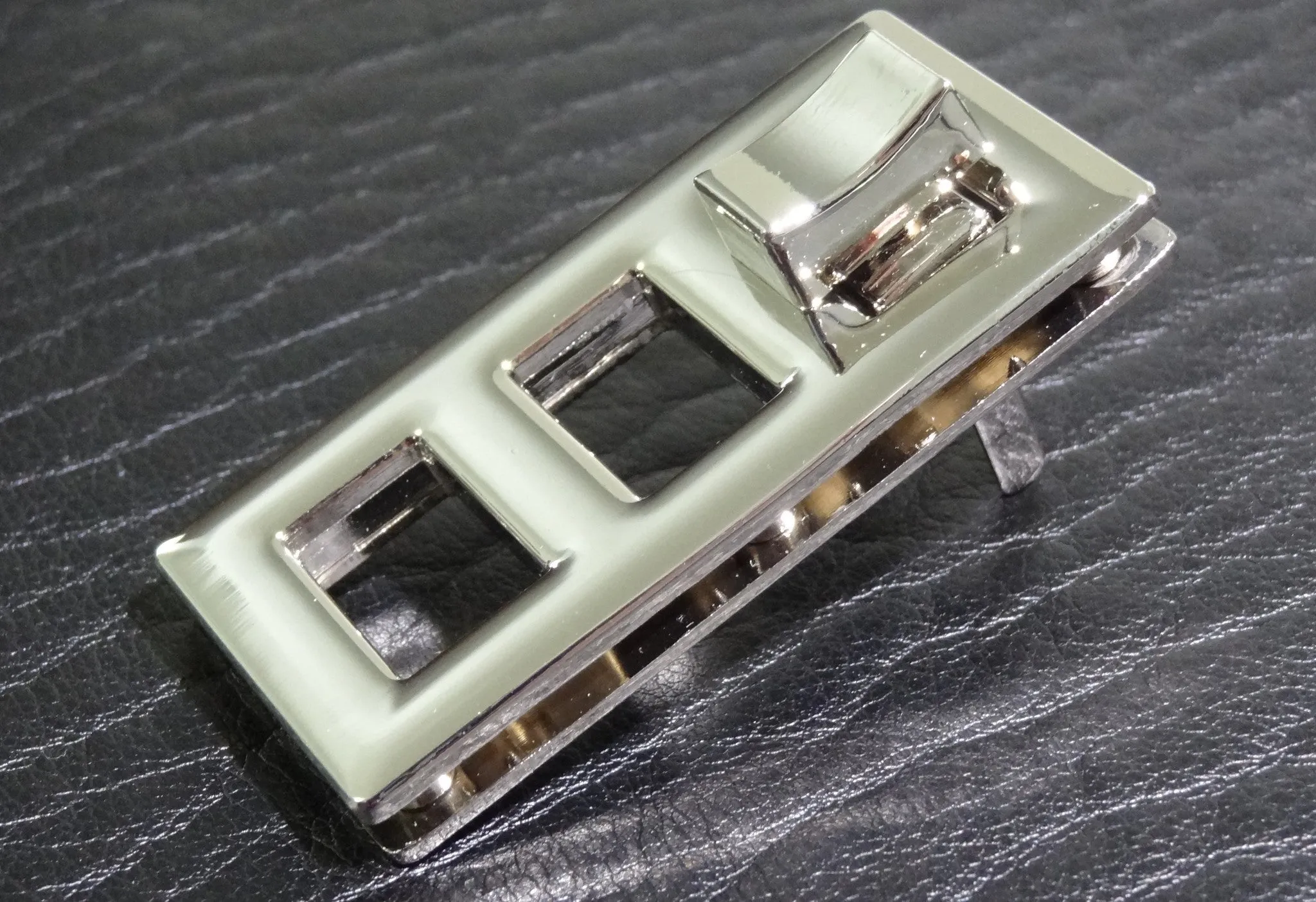 CLEARANCE --- 3-Way Adjustable Twist Lock - Medium Sized