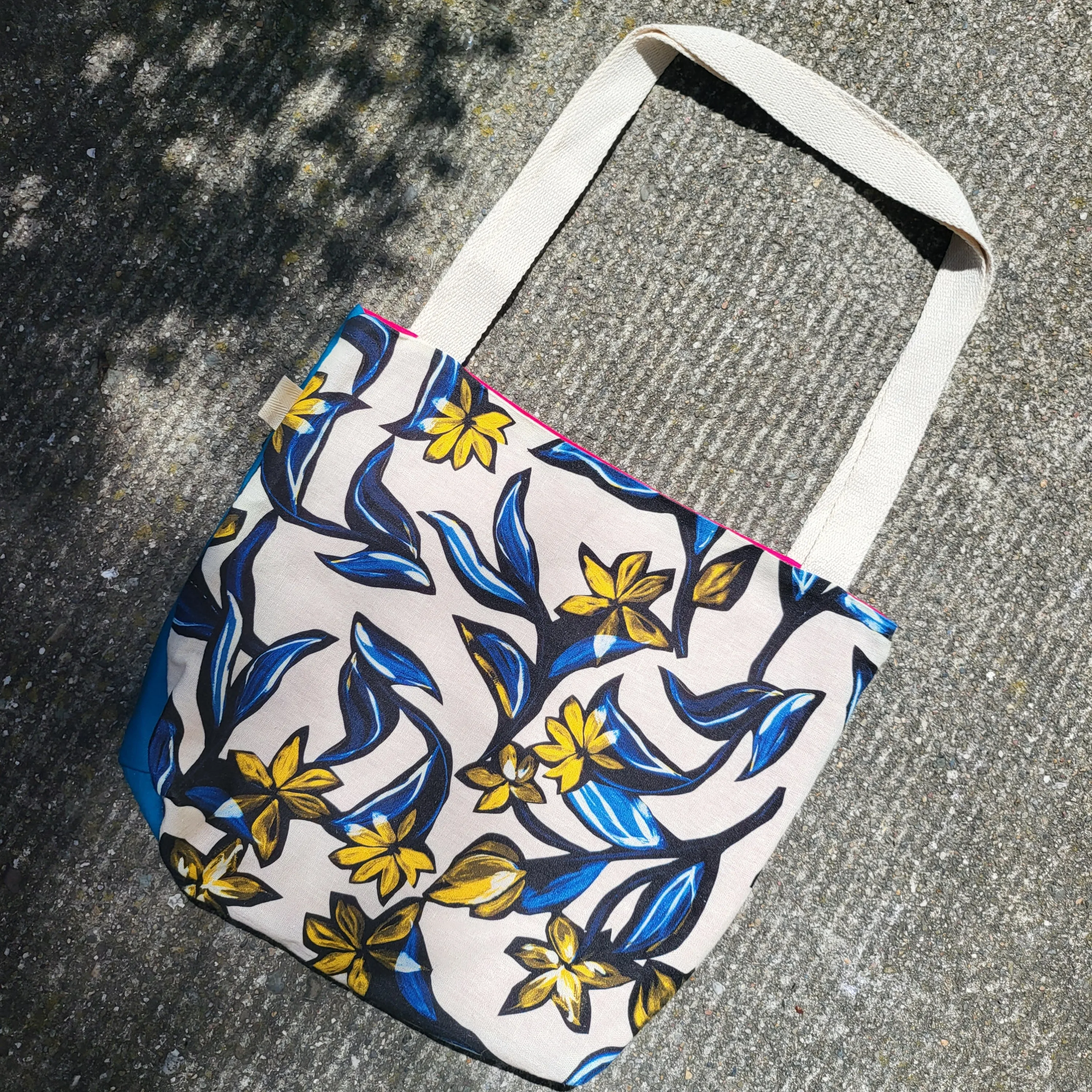 Flores Oscuras Tote