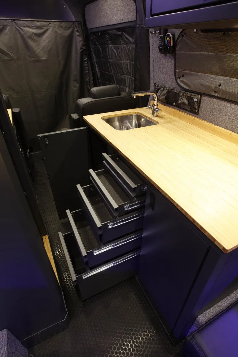 RB Touring Van CDM - 170 EXT 3500 4X4