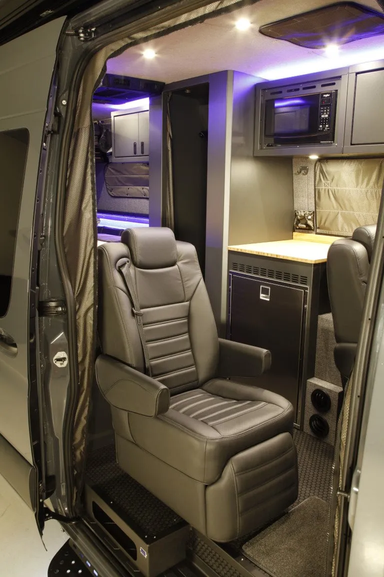RB Touring Van CDM - 170 EXT 3500 4X4