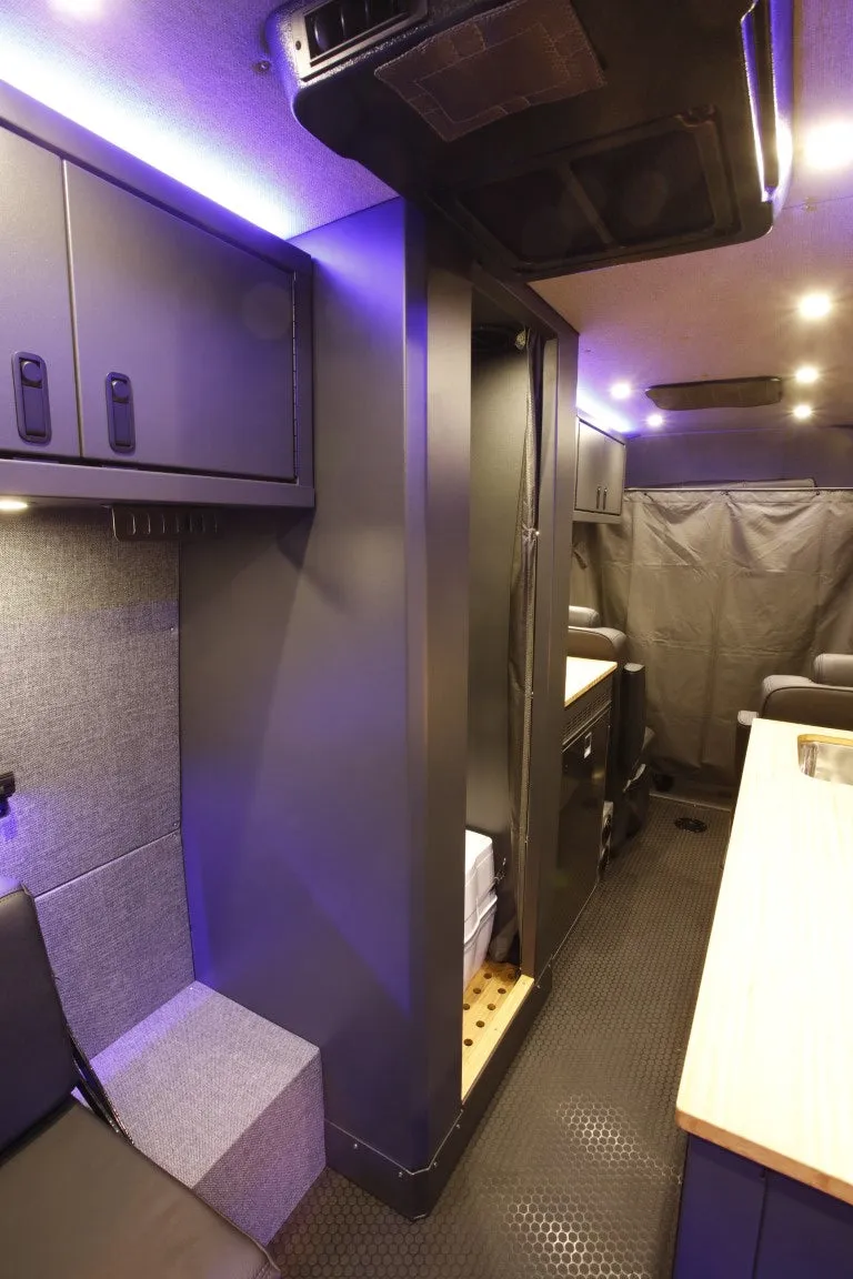 RB Touring Van CDM - 170 EXT 3500 4X4
